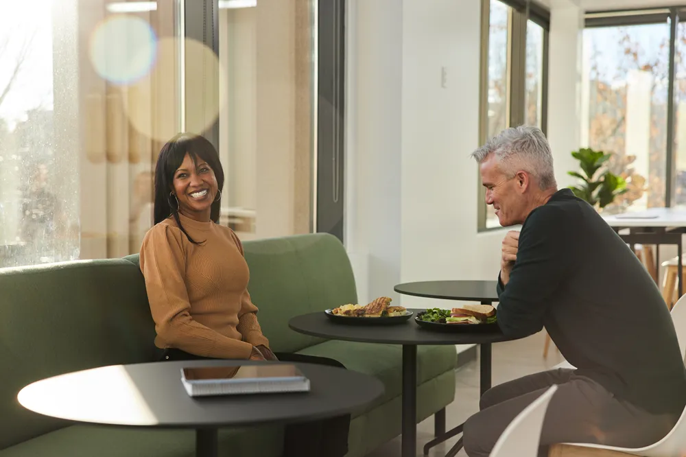 2 people eating together in a cafe