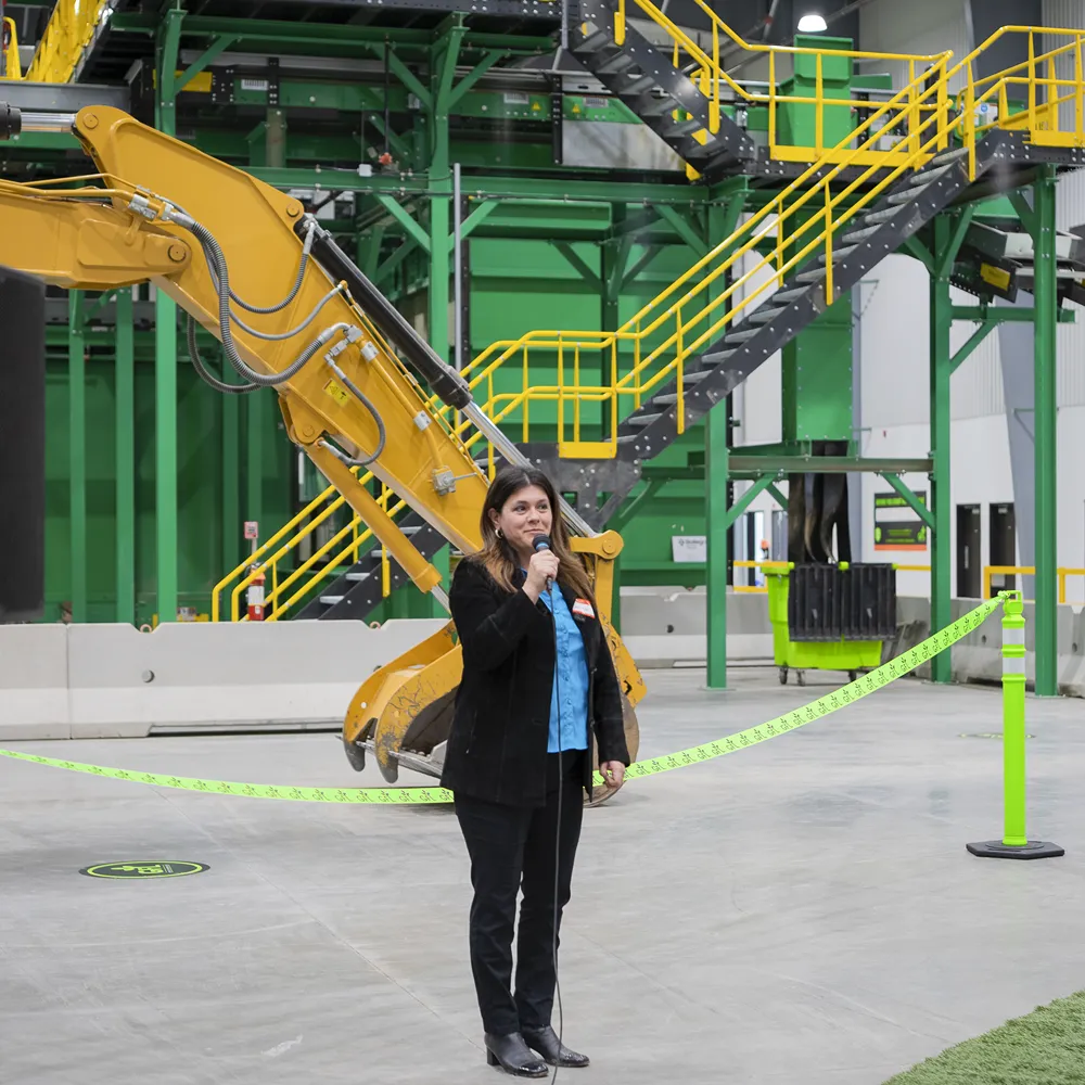 Femme en blazer noir à un événement d'initiatives stratégiques