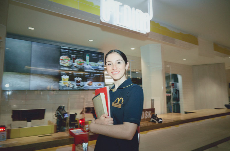 colaborador da McDonald’s num restaurante