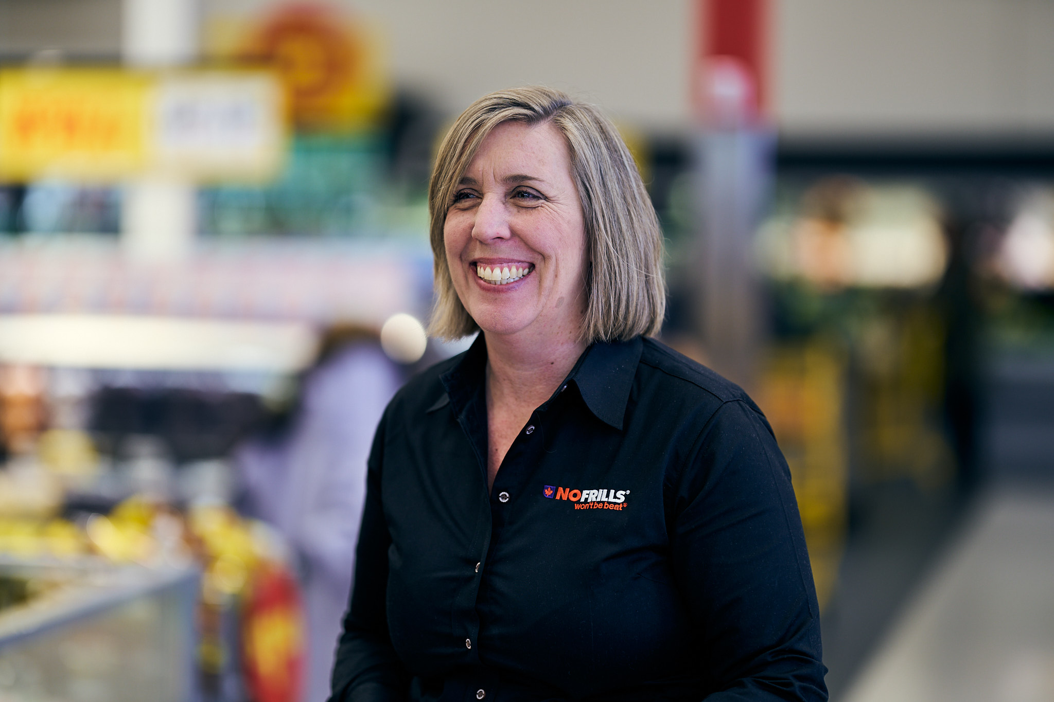 A No&nbsp;Frills cashier is assisting a customer at the checkout counter.