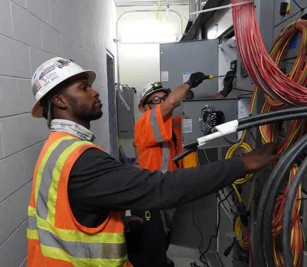Técnico trabajando en equipos eléctricos