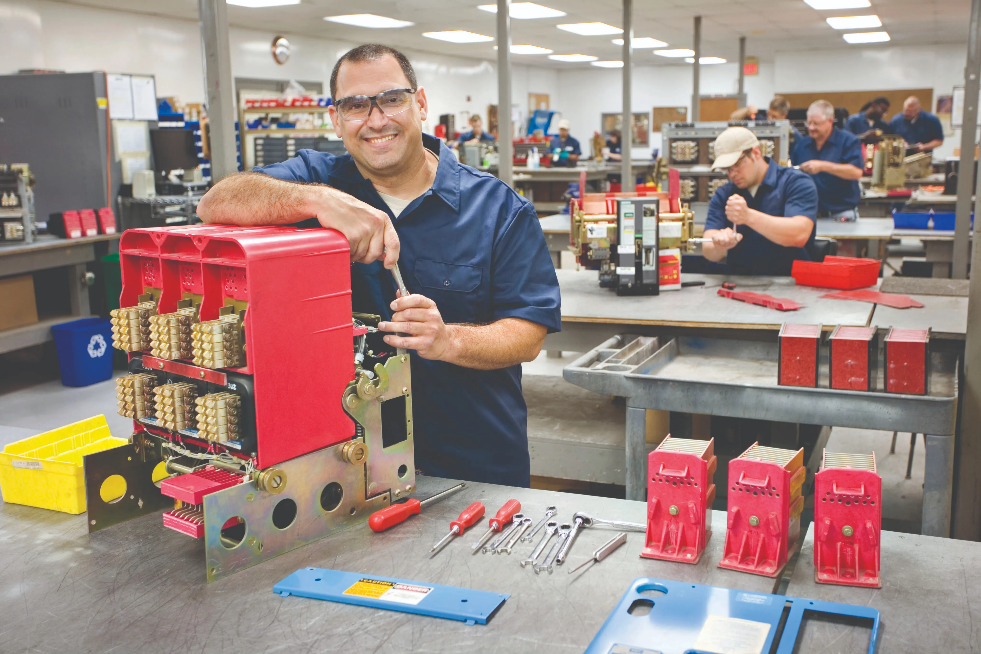 Técnico de IPS trabajando en equipos en el taller