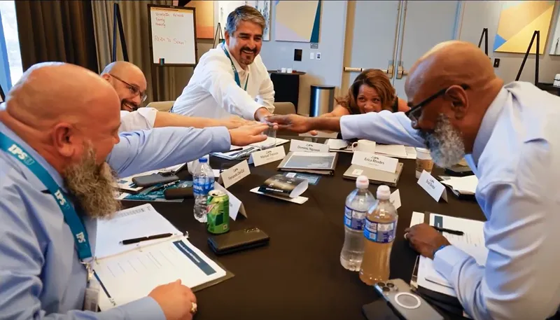 Miembros del equipo de IPS colaborando en una reunión.