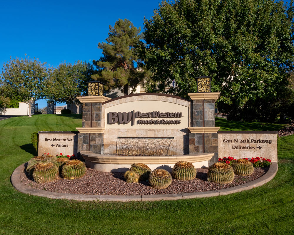 best western entrance fountain